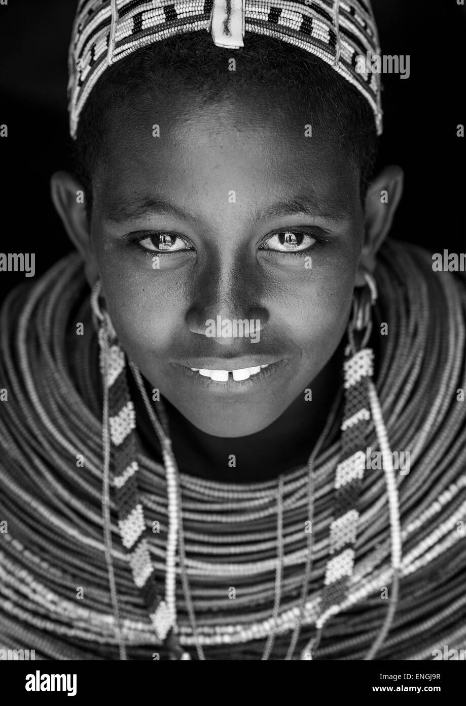 Rendille Tribeswoman tragen traditionelle Kopfbedeckung und Schmuck, Marsabit District, Ngurunit, Kenia Stockfoto