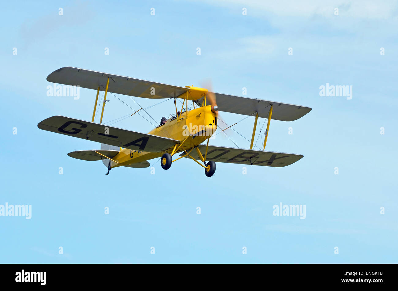 Ein de Havilland DH.82 Tiger Moth Doppeldecker steigt entfernt in einem blauen Himmel nach der Einnahme von von PopHam Flugplatz Stockfoto