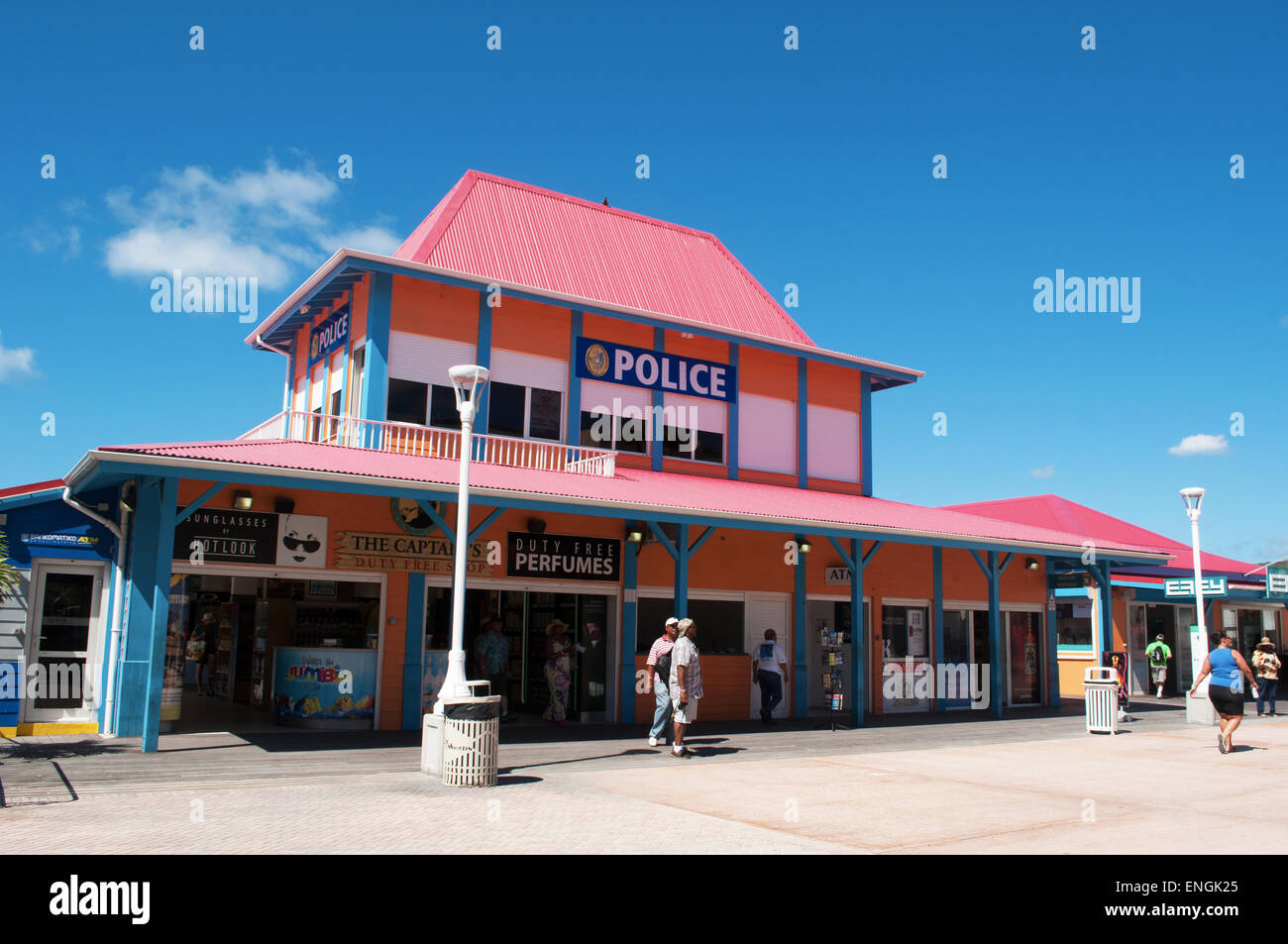 St. Martin, St. Martin, Sint Maarten, Niederländische Antillen, Karibik: das rosafarbene Gebäude der Polizei an der Küste von Philipsburg Stockfoto