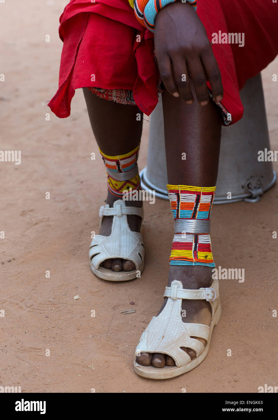 Rendille Tribeswoman Schuhe, Marsabit District, Ngurunit, Kenia Stockfoto