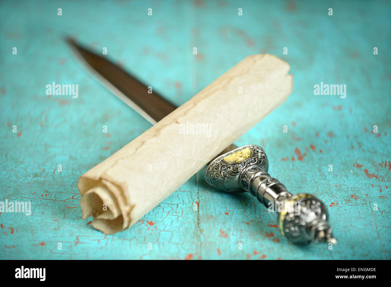 Vintage Scroll und römische Schwert auf alten Tisch Stockfoto