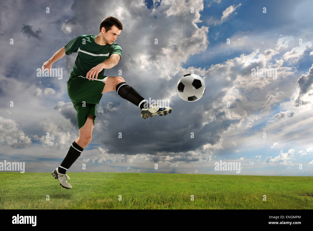 Junge Fußballer treten Ball im freien Stockfoto