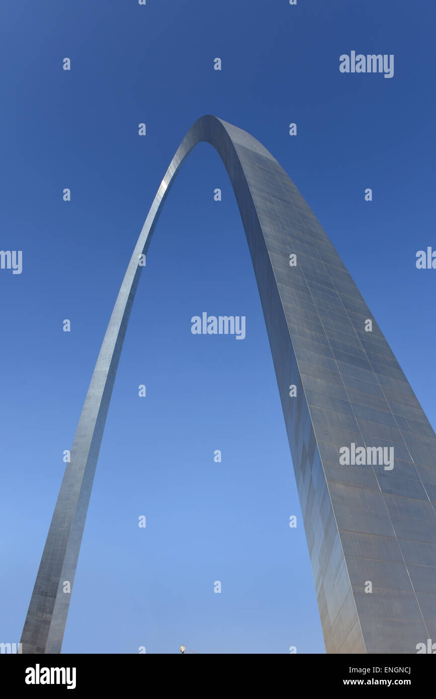 Blick auf die St. Louis Gateway West Arch bei klarem Wetter Stockfoto