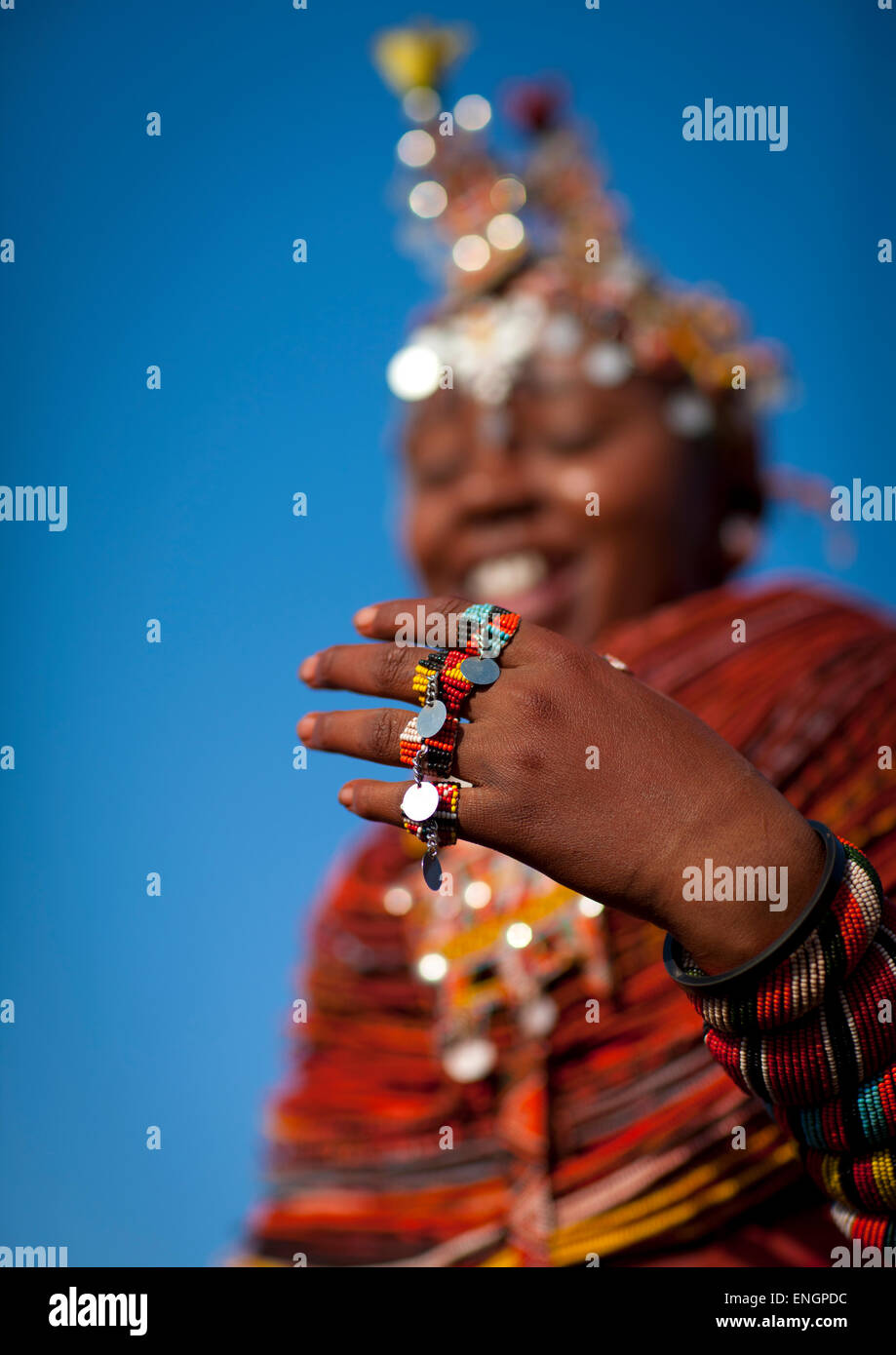 Rendille Tribeswoman zeigen ihre Ringe, Marsabit District, Ngurunit, Kenia Stockfoto