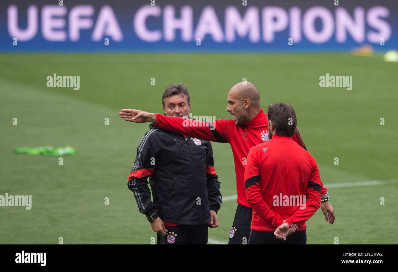 Barcelona, Spanien. 5. Mai 2015. Bayern Co-Trainer Domenec Torrent (L-R), spanische Trainer Pep Guardiola und Torwarttrainer Toni Tapalovic das Training des Teams gehalten bei Joan Gamper Sports Komplex in Sant Joan Despi, in der Nähe von Barcelona, Spanien, 5. Mai 2015 teilnehmen. FC Barcelona FC Bayern München in die UEFA Champions League-Halbfinale triffst Bein ersten Fußballspiel am 6. Mai 2015. Foto: Peter Kneffel/Dpa/Alamy Live News Stockfoto
