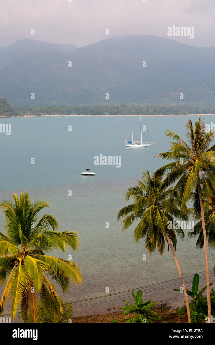 Blick über die Bucht von Ruhe auf Ko Chang, Thailand Stockfoto