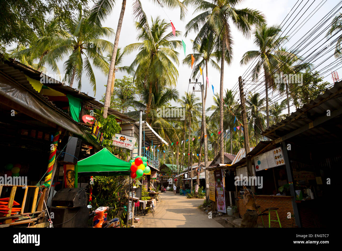 Dorfstraße in einsamen Strand auf Ko Chang, Thailand Stockfoto