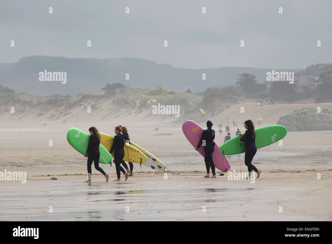 Surfkurse am Somo Strand in der Nähe von Loredo, Santander, Kantabrien, Spanien. Stockfoto