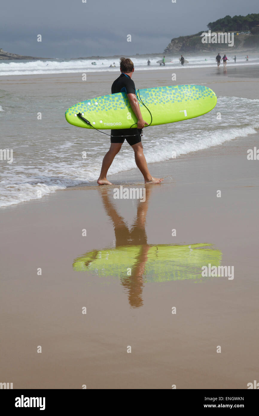 Surfkurse am Somo Strand in der Nähe von Loredo Santander Kantabrien Spanien Stockfoto
