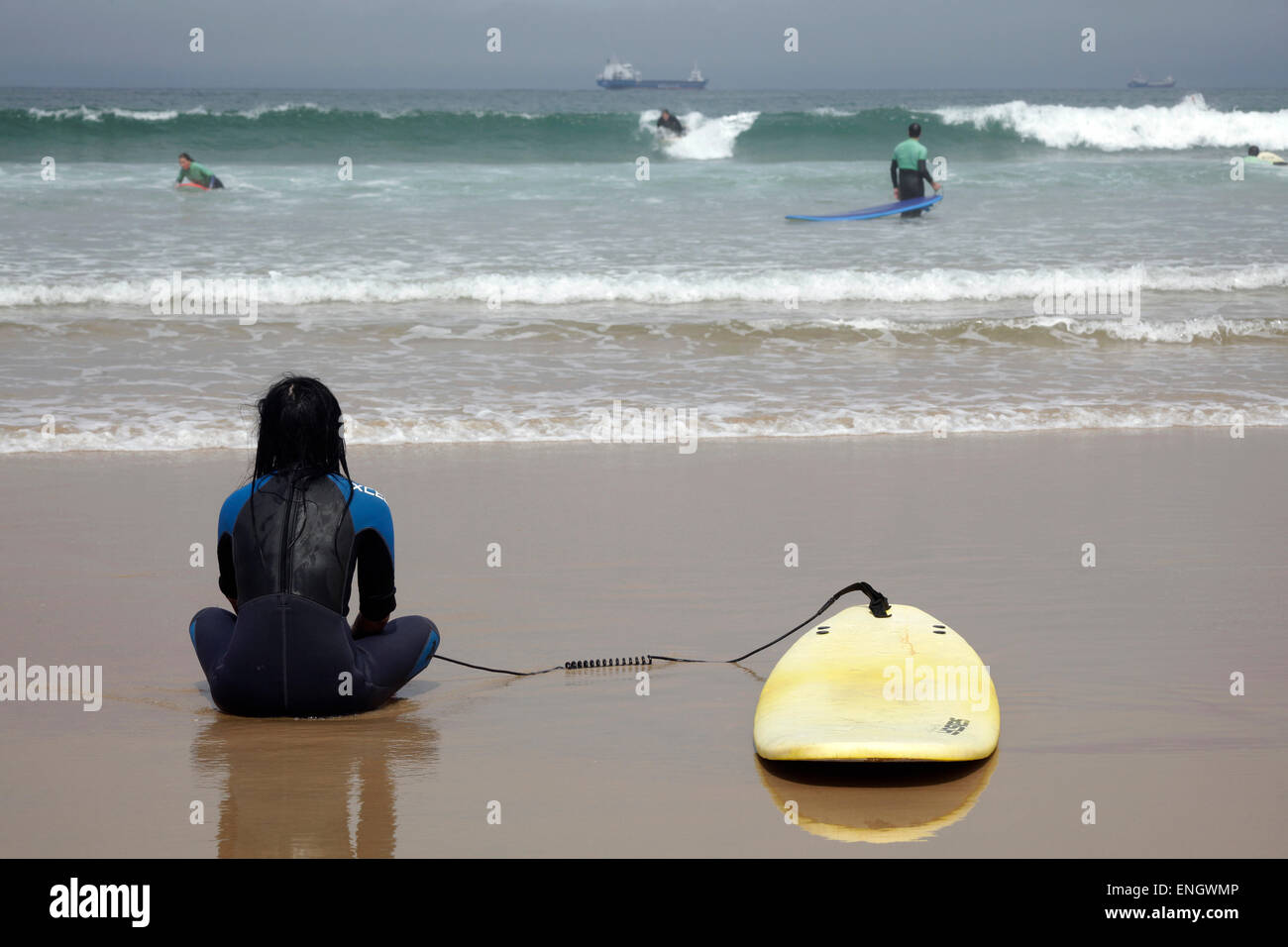 Surfkurse am Somo Strand in der Nähe von Loredo Santander Kantabrien Spanien. Stockfoto