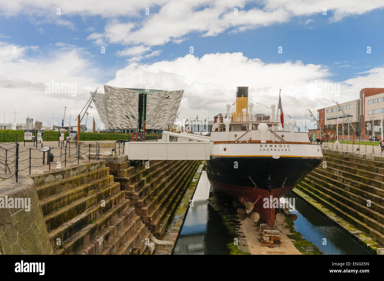 Nomadische Schiff im Trockendock neben Titanic Belfast Stockfoto