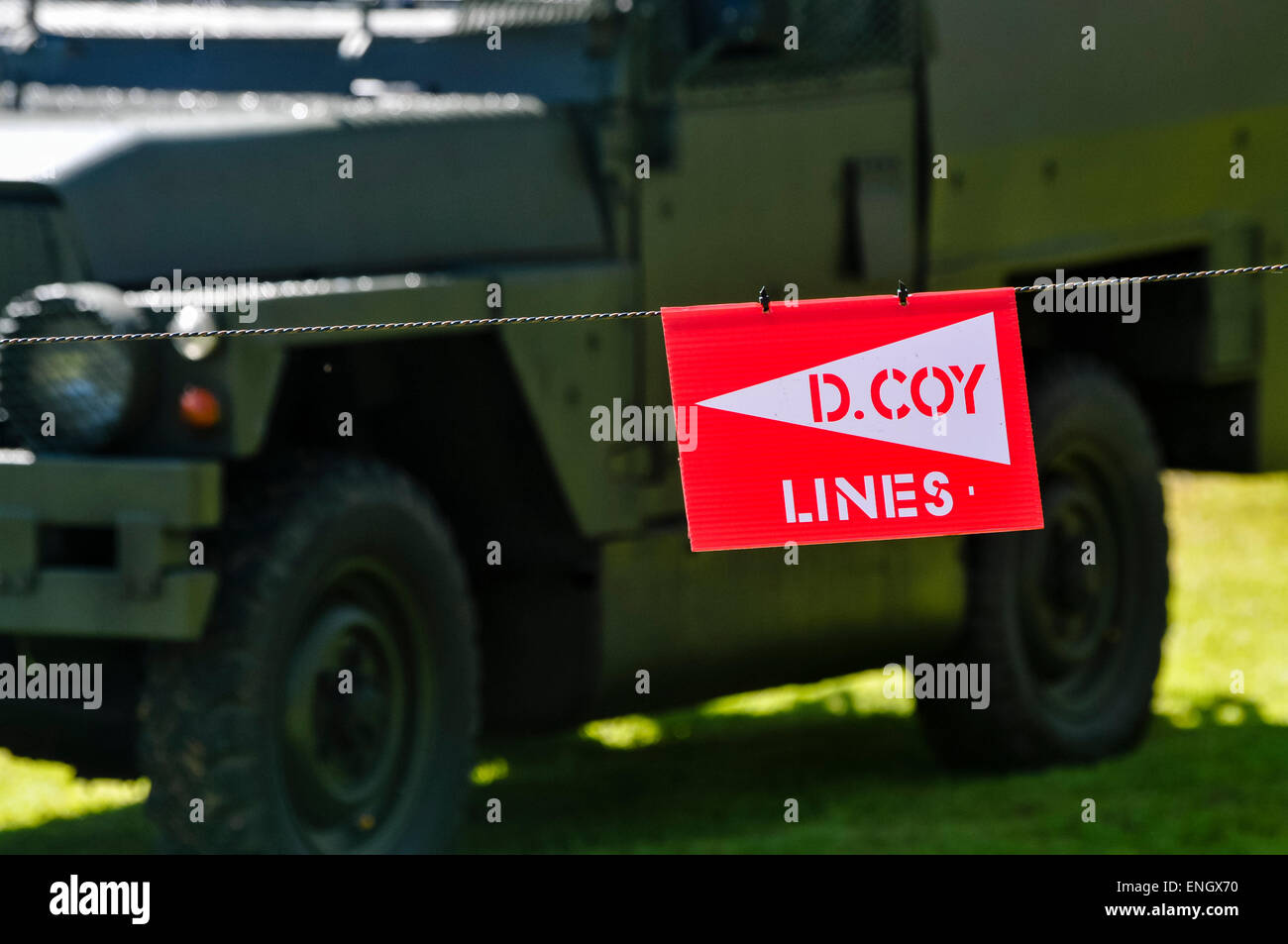 Marker für D-Coy Linien mit einem grünen Militär Jeep hinter sich. Stockfoto