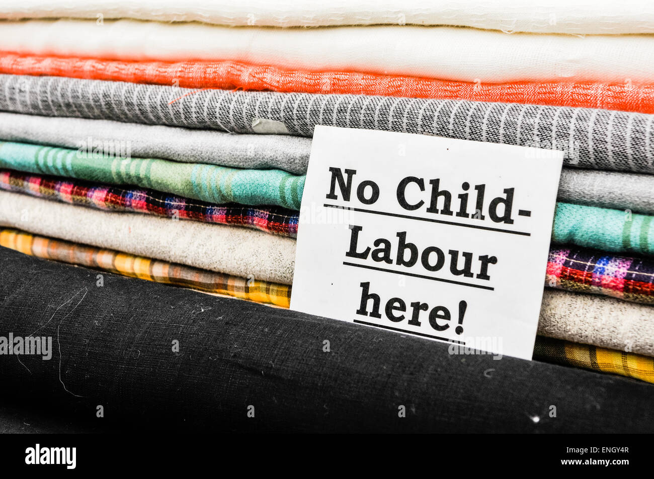 Melden Sie sich an einem Tuch Shop Beratung der Kunden, die keine Kinderarbeit bei der Herstellung ihrer waren verwendet wird. Stockfoto