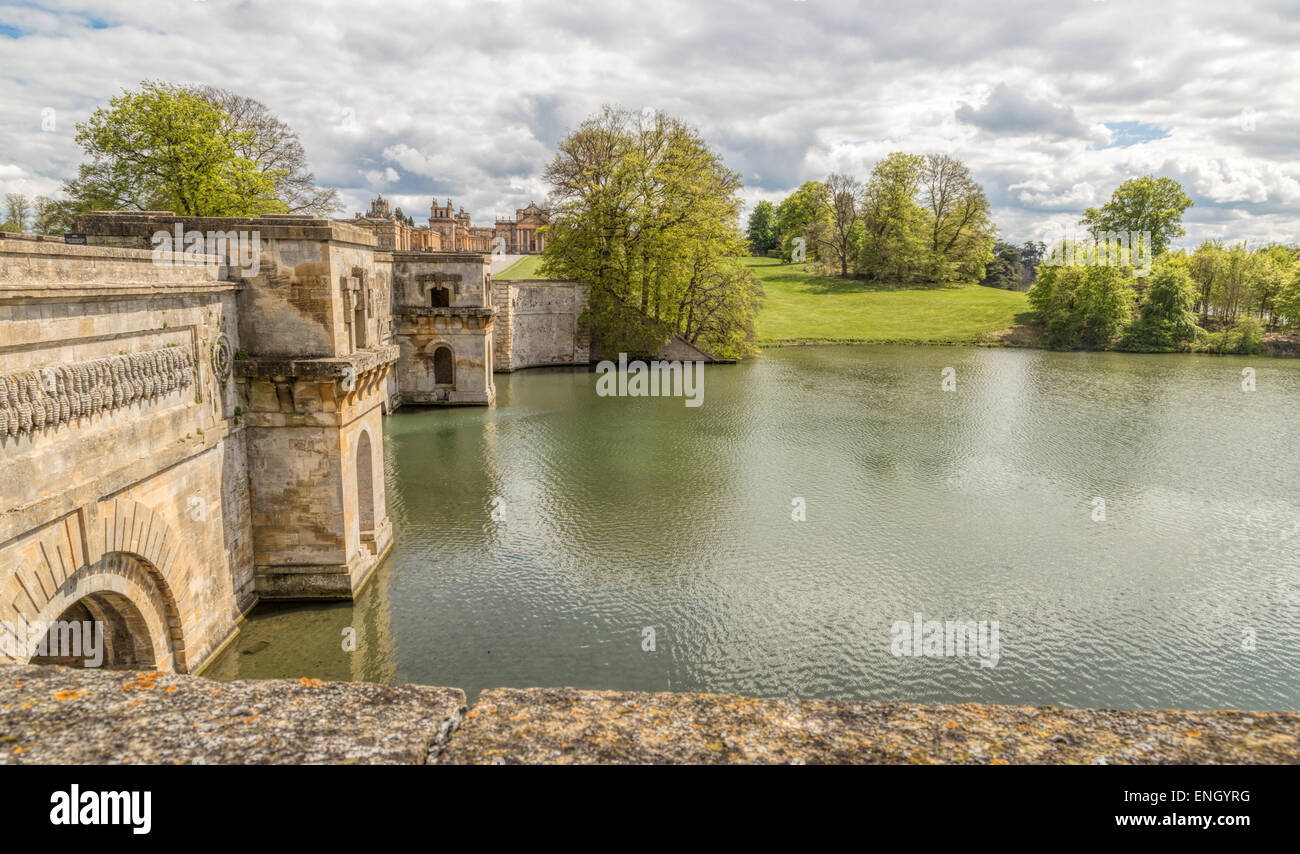 Blick auf den Queen-Pool, der Grand Bridge von John Vanbrugh und Blenheim Palast, Woodstock, Oxfordshire, England, Vereinigtes Königreich. Stockfoto