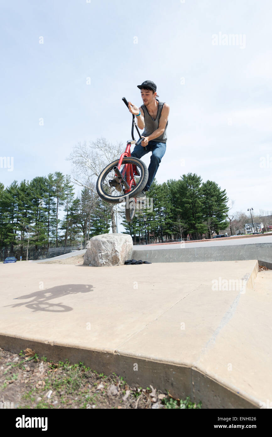 BMX-Fahrer springen Stockfoto