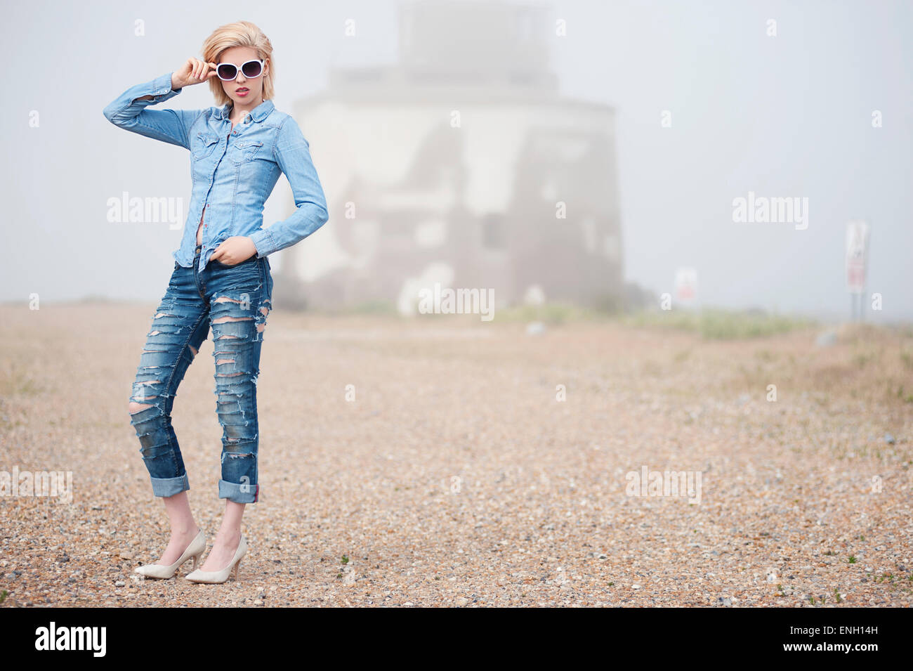 Denim-Mode-Porträt an einem nebligen Strand Stockfoto