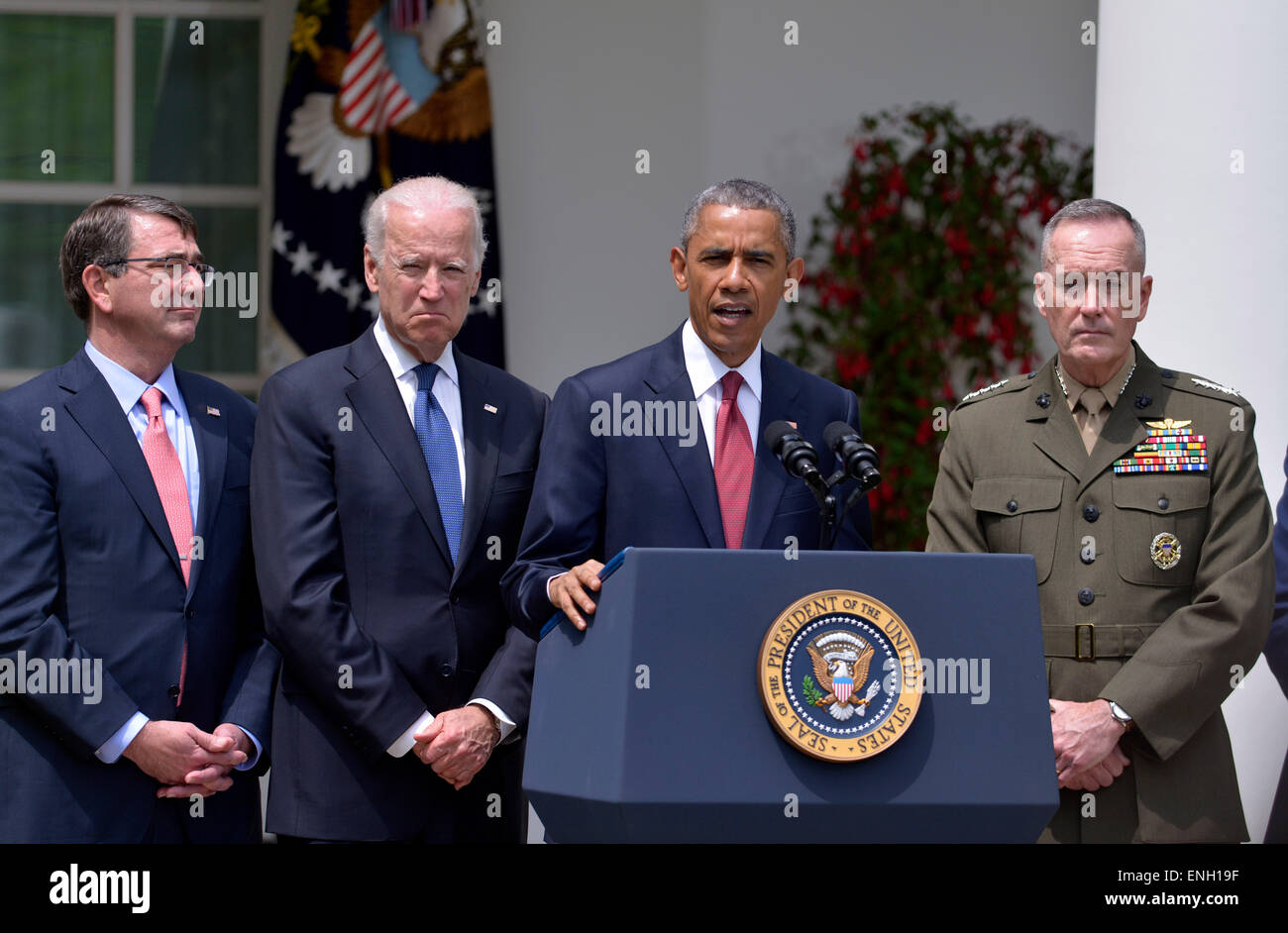 Washington, DC, USA. 5. Mai 2015. (Von L bis R) US-Verteidigungsminister Ashton Carter, US-Vizepräsident Joe Biden, US-Präsident Barack Obama und US Marine Corps General Joseph Dunford besuchen ein Presse-Event im Weißen Haus in Washington, D.C., Hauptstadt der Vereinigten Staaten, 5. Mai 2015. US-Präsident Barack Obama am Dienstag nominiert Marine General Joseph Dunford zum nächsten Vorsitzenden des US Joint Chiefs Of Staff. Bildnachweis: Yin Bogu/Xinhua/Alamy Live-Nachrichten Stockfoto