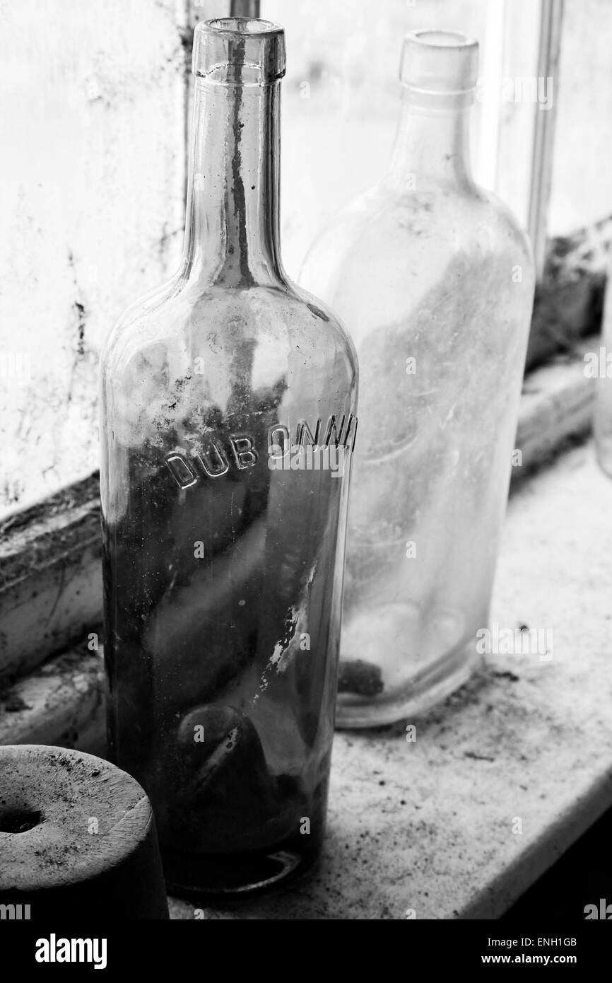 alte Flaschen auf dem Display an Calke Abbey, Derbyshire, England. Stockfoto