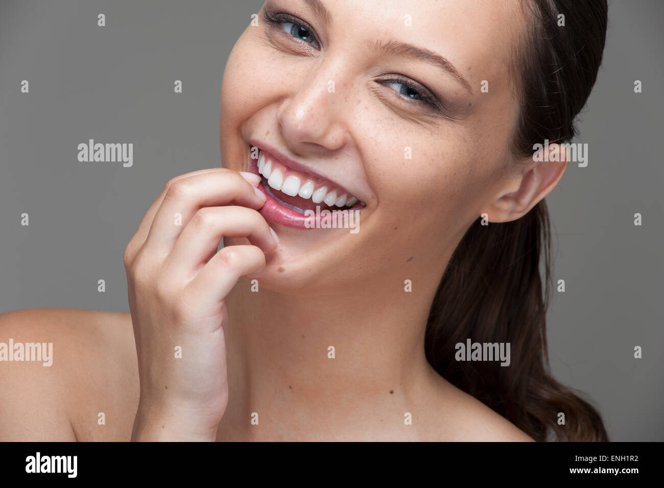 Natürliche Schönheit Kopfschuss lachender Junge kaukasischen Frau mit sommersprossige Haut und Pferdeschwanz Stockfoto