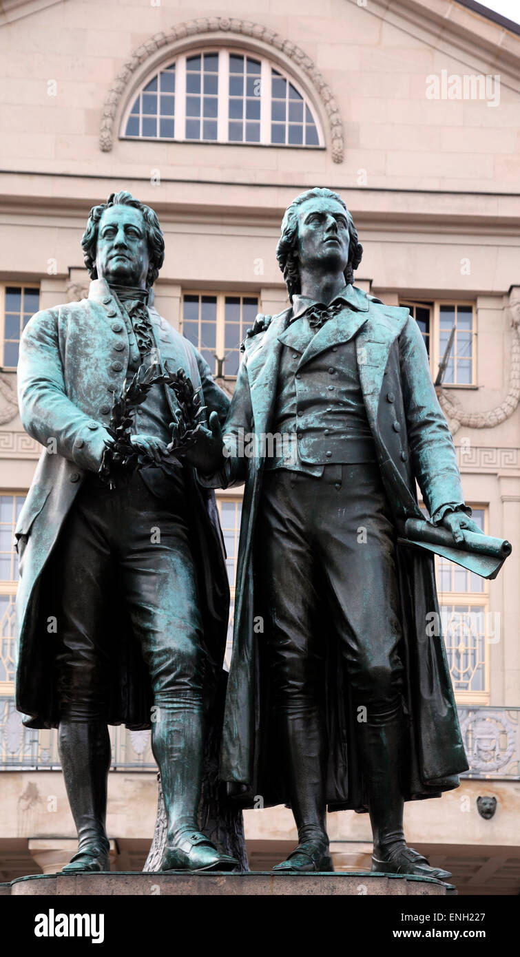 Statuen von Goethe und Schiller vor dem Deutschen Nationaltheater Weimar. Stockfoto