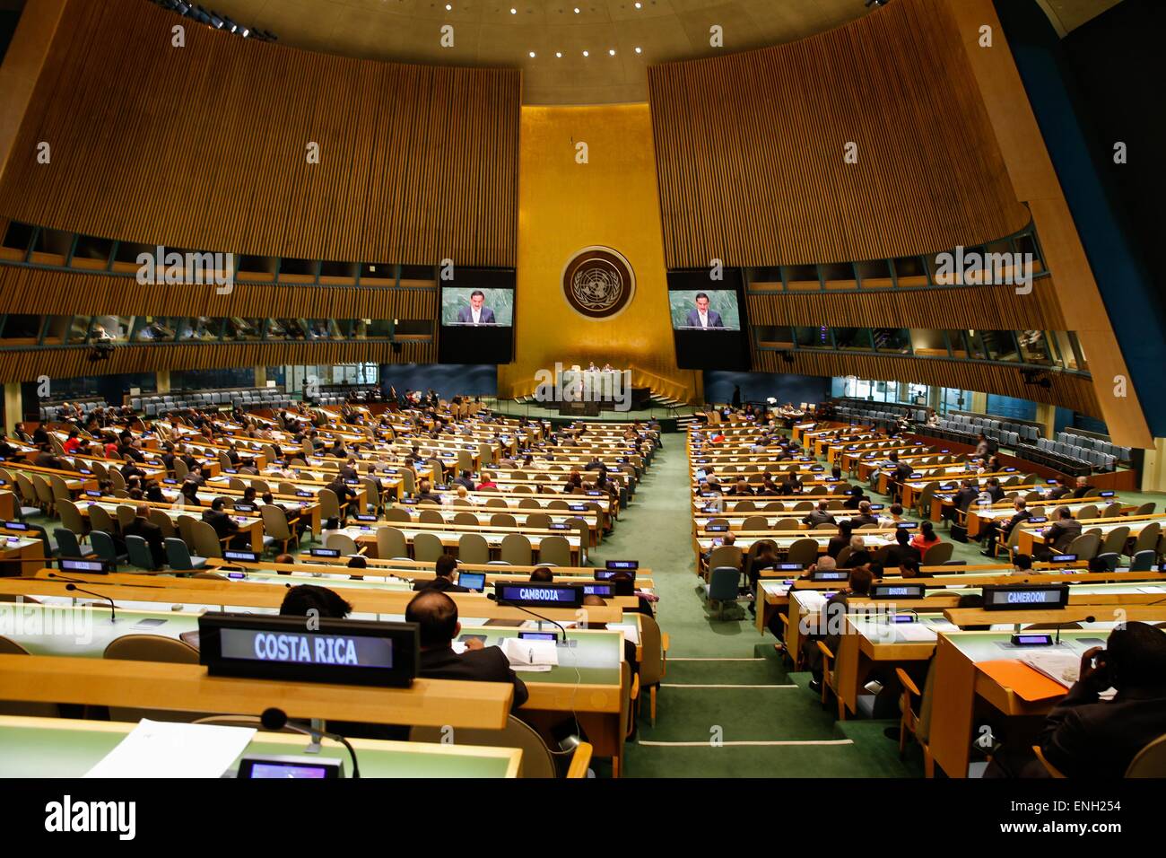 New York, USA. 5. Mai 2015. USA. 5. Mai 2015. Foto aufgenommen am 5. Mai 2015 zeigt Sondersitzung der UN-Generalversammlung zum Gedenken an alle Opfer des zweiten Weltkriegs im UN-Hauptquartier in New York. Eine Sondersitzung der UN-Generalversammlung (GA) startete hier am Dienstag zum Gedenken an die Opfer des zweiten Weltkrieges. Bildnachweis: Li Muzi/Xinhua/Alamy Live-Nachrichten Stockfoto