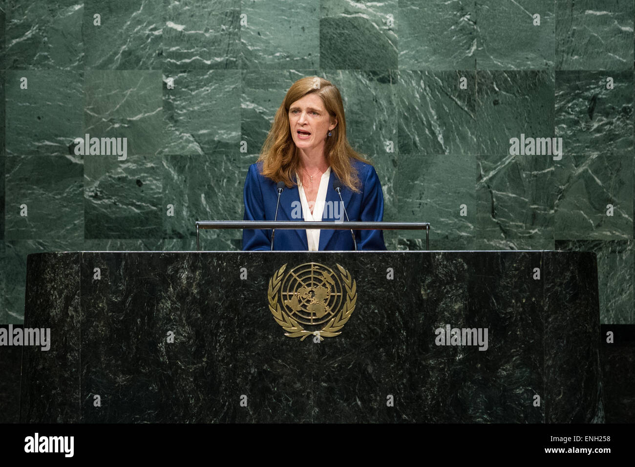 New York, USA. 5. Mai 2015. USA-ständiger Vertreter bei den Vereinten Nationen. 5. Mai 2015. Samantha Power, USA ständiger Vertreter bei den Vereinten Nationen, spricht in einem UN-Generalversammlung Sondersitzung zum Gedenken an alle Opfer des zweiten Weltkriegs im UN-Hauptquartier in New York am 5. Mai 2015. Eine Sondersitzung der UN-Generalversammlung (GA) startete hier am Dienstag zum Gedenken an die Opfer des zweiten Weltkrieges. Bildnachweis: Li Muzi/Xinhua/Alamy Live-Nachrichten Stockfoto