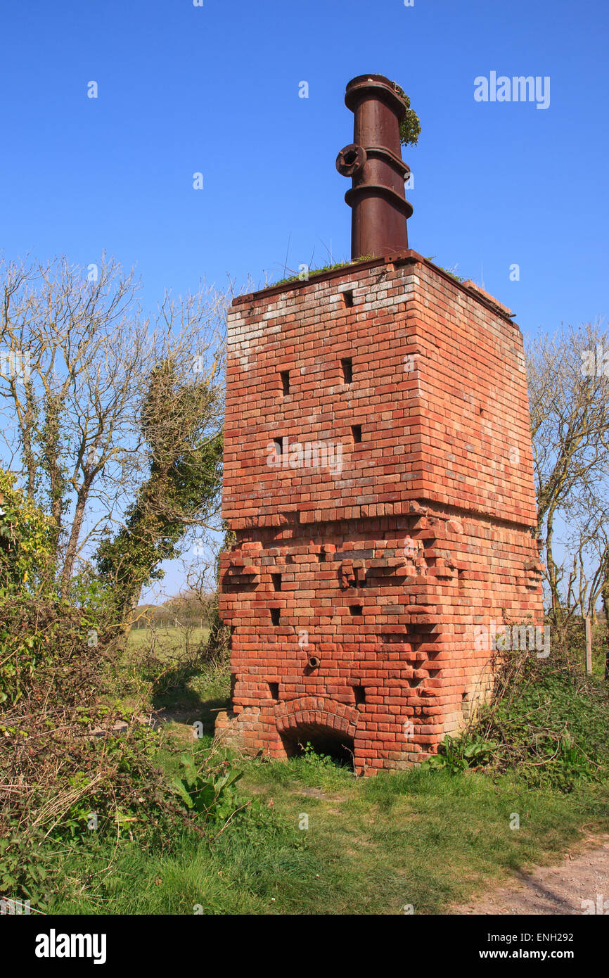 Reste von rotem Backstein Retorte (1924) gebaut, um Schiefer in Öl in Kilve, West Somerset, von Dr. Forbes Leslie (Shaline Company) konvertieren Stockfoto Reste von rotem Backstein Retorte (1924) gebaut, um Schiefer in Öl in Kilve, West Somerset, von Dr. Forbes Leslie (Shaline Company) konvertieren Stockfoto