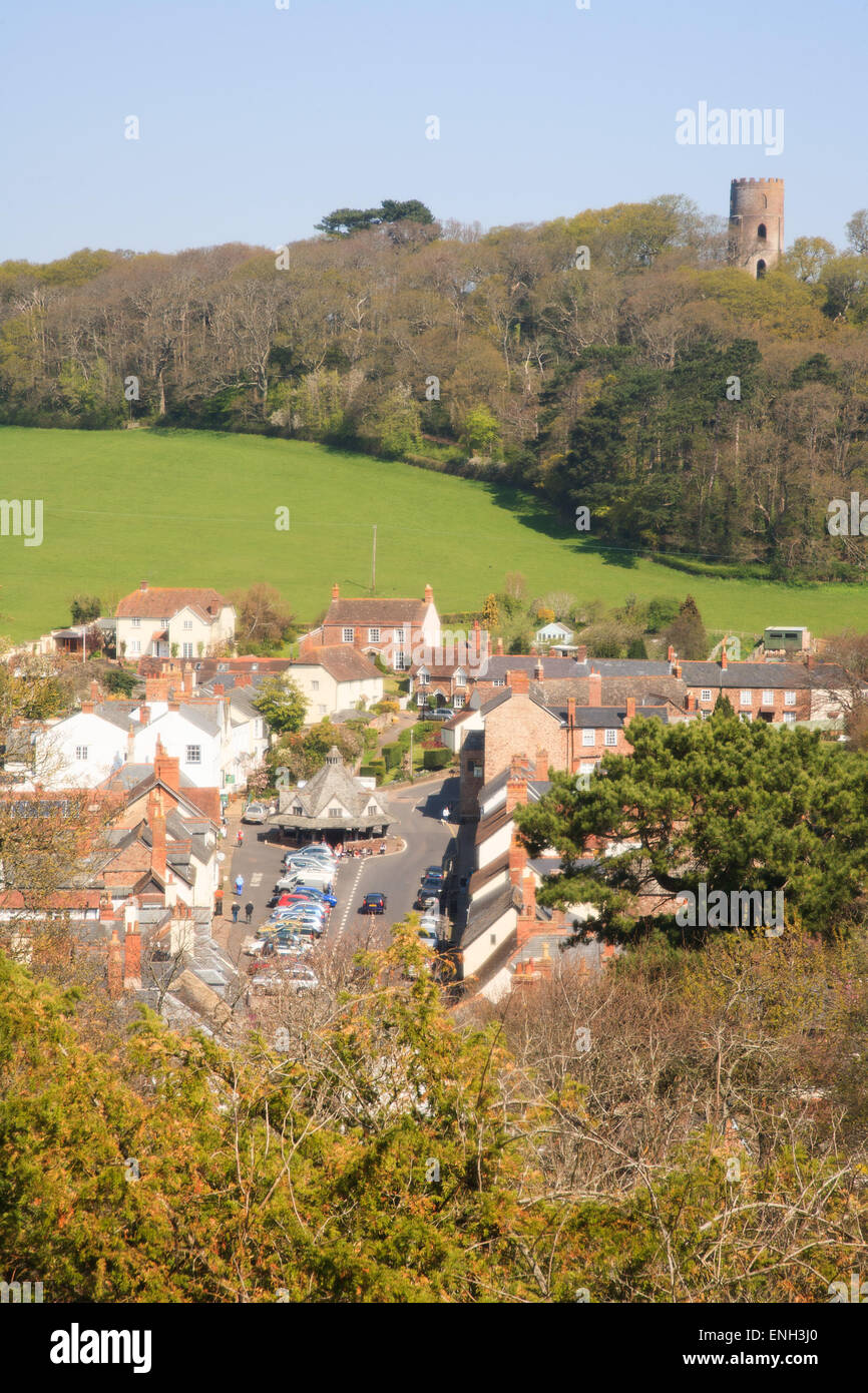 Die Stadt Dunster in West Somerset mit mit dem Conygar-Turm auf dem Hügel im Hintergrund, 1775 erbaut Landmarke für Schiffe Stockfoto Die Stadt Dunster in West Somerset mit mit dem Conygar-Turm auf dem Hügel im Hintergrund, 1775 erbaut Landmarke für Schiffe Stockfoto