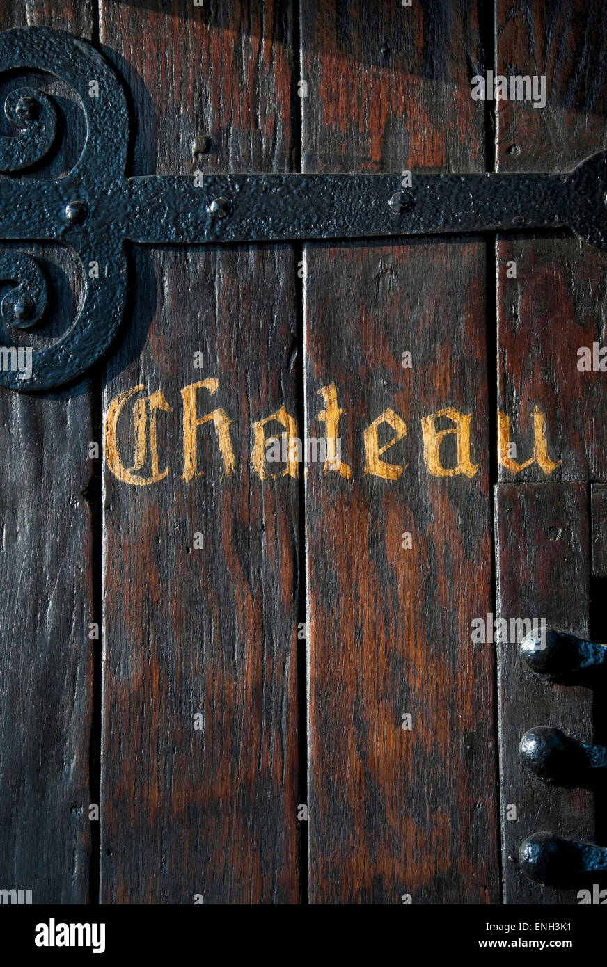 Chateau Tür Schild Frankreich Weingut Höhle Keller alten historischen hölzernen Eingangstür mit verwitterten Chateau Zeichen an der Tür öffnet sich zu typischen Französisch Chateau Stockfoto