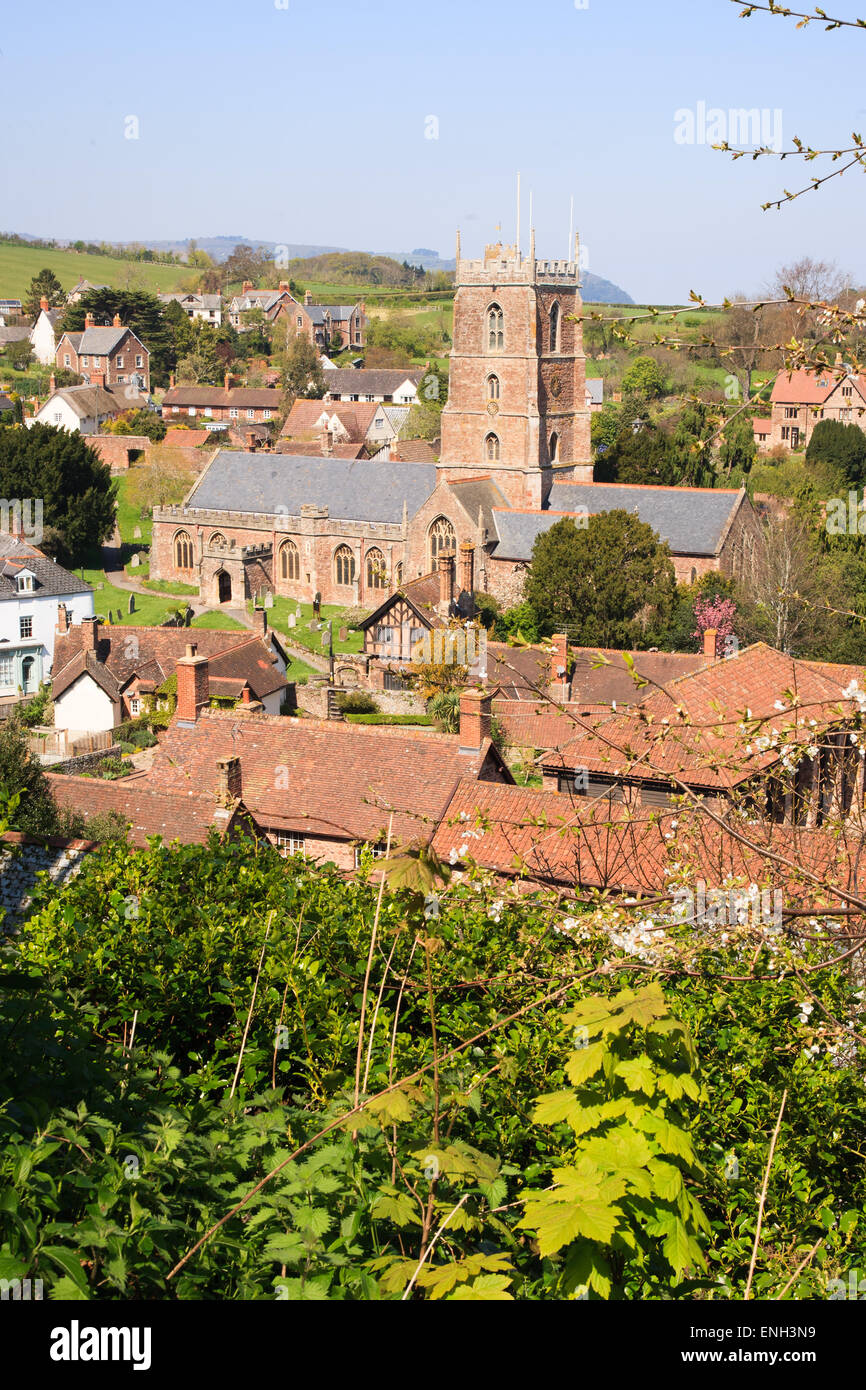 Dunster in West Somerset, dominiert von der Priory Kirche des St George 1097 stammt Stockfoto