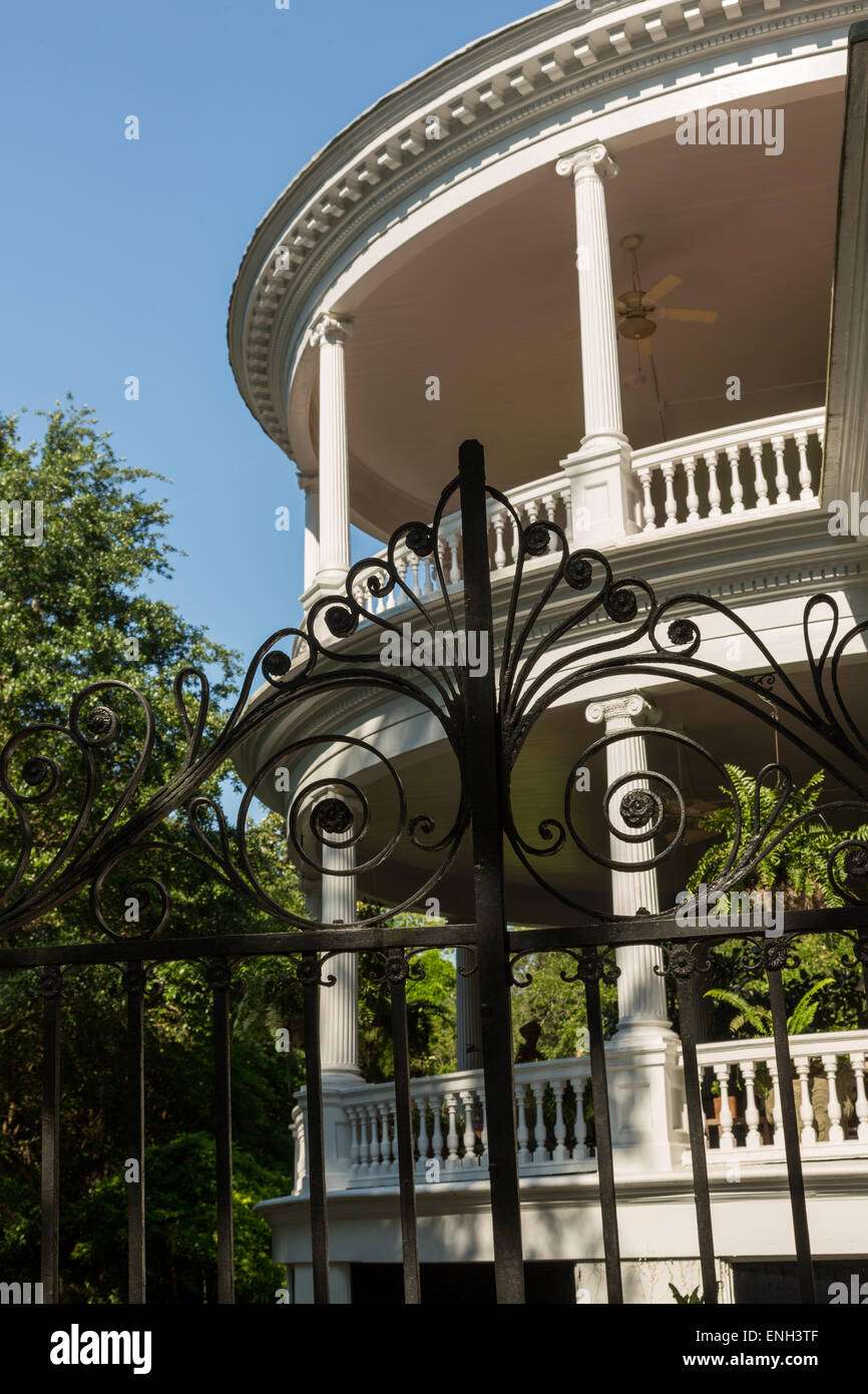 Der kreisförmige Veranda bei 15 Meeting Street im historischen Charleston, SC. Stockfoto