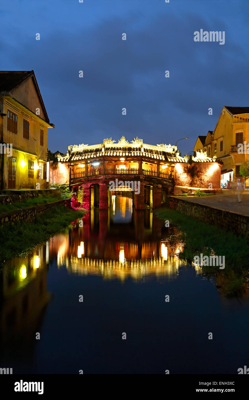 Japanese Covered Bridge spiegelt sich am Kanal, Hoi an, Vietnam Stockfoto