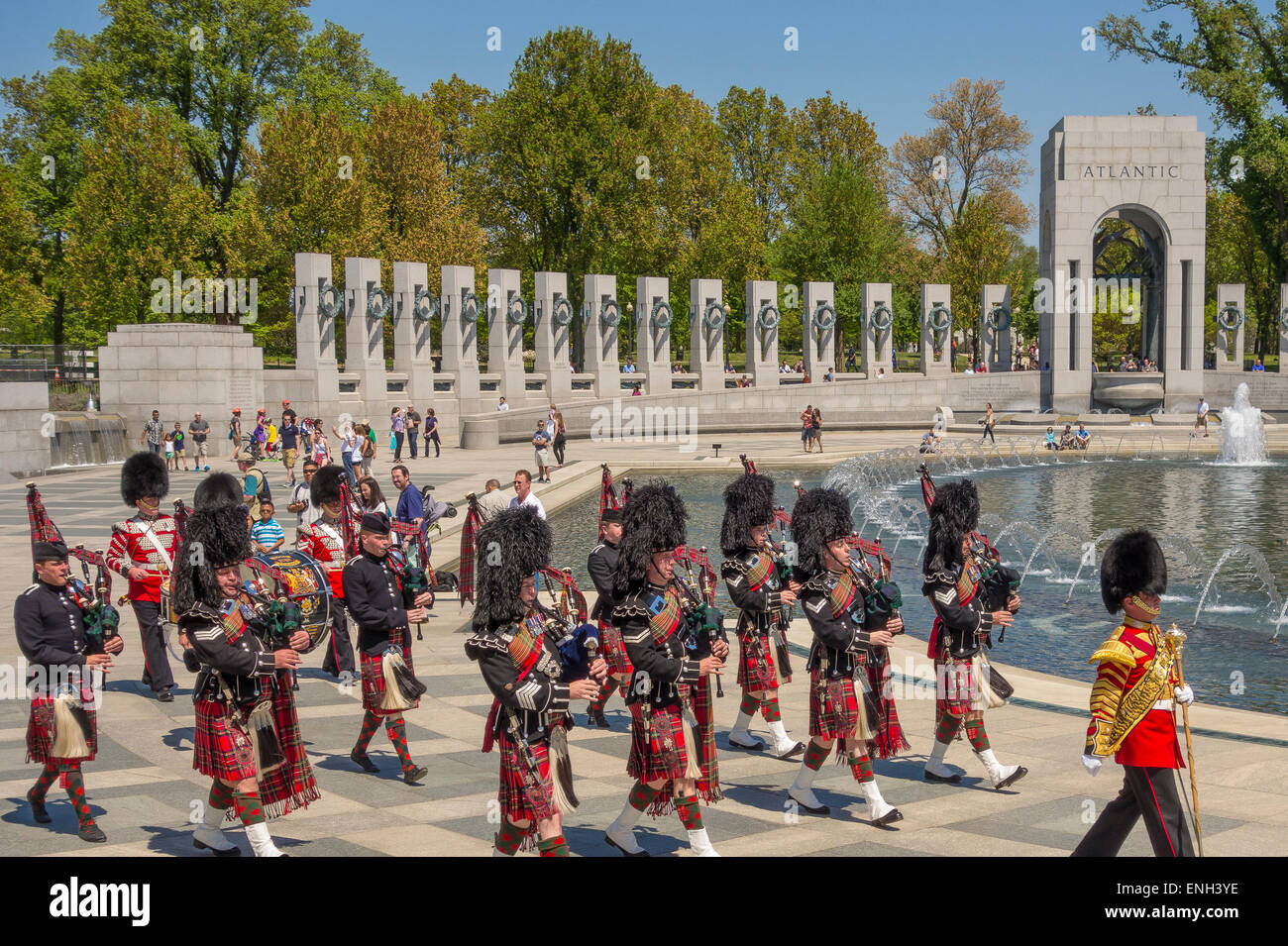 WASHINGTON, DC, USA - britische Armee 1. Bataillon Scots Guards Pipes and Drums marschieren in Weltkrieg zwei Memorial. Stockfoto