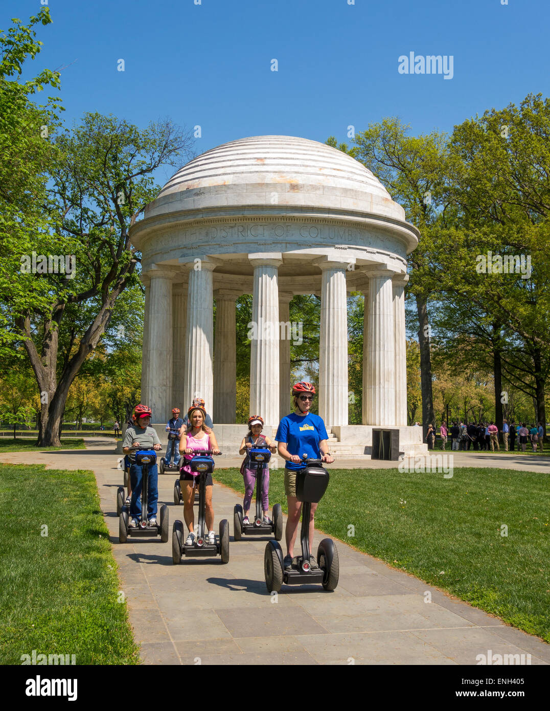 WASHINGTON, DC, USA - Touristen fahren Segway Elektrofahrzeuge vor District Of Columbia War Memorial. Stockfoto