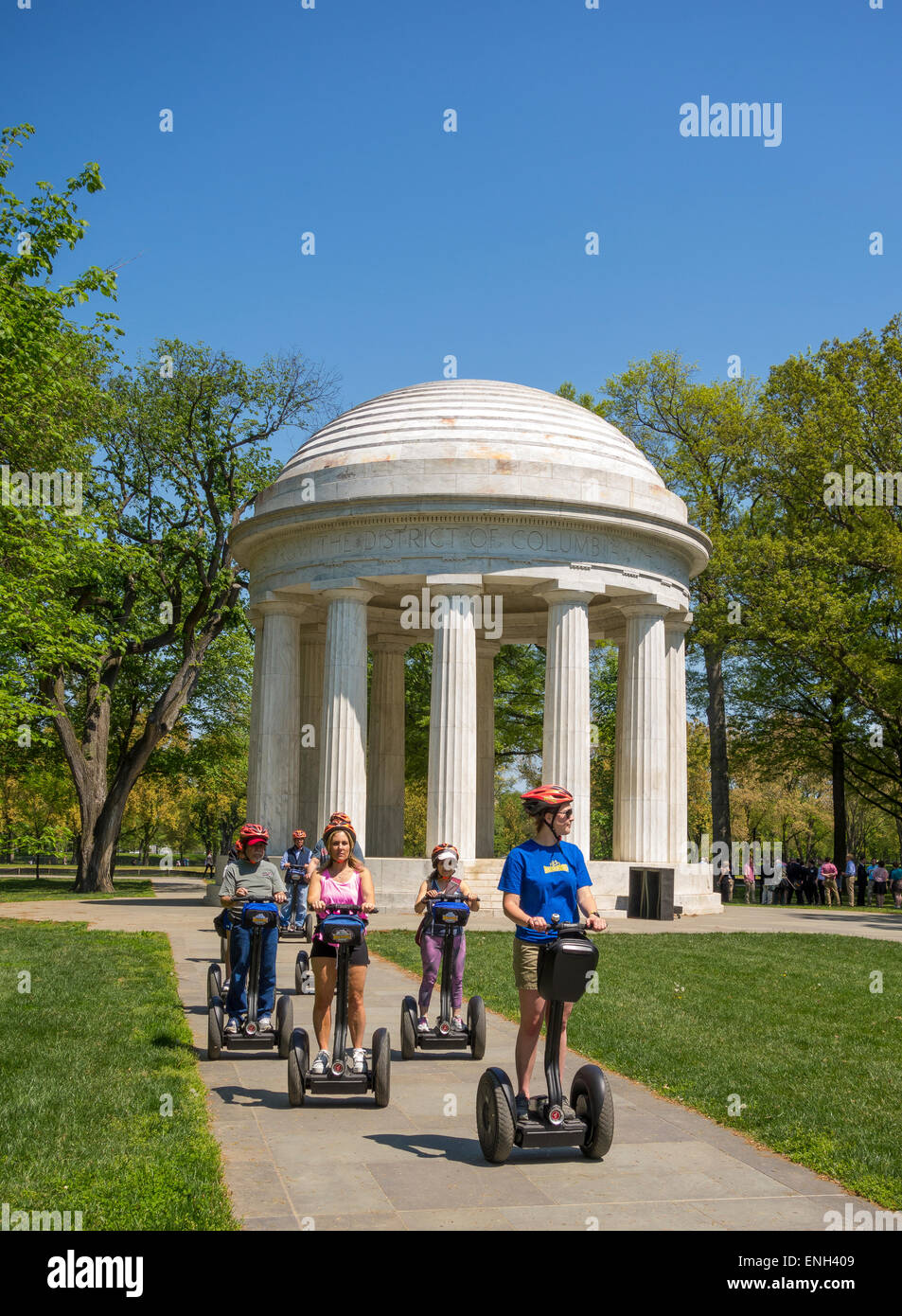 WASHINGTON, DC, USA - Touristen fahren Segway Elektrofahrzeuge vor District Of Columbia War Memorial. Stockfoto