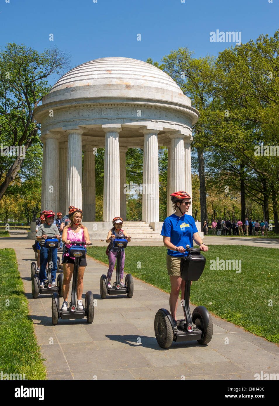 WASHINGTON, DC, USA - Touristen fahren Segway Elektrofahrzeuge vor District Of Columbia War Memorial. Stockfoto