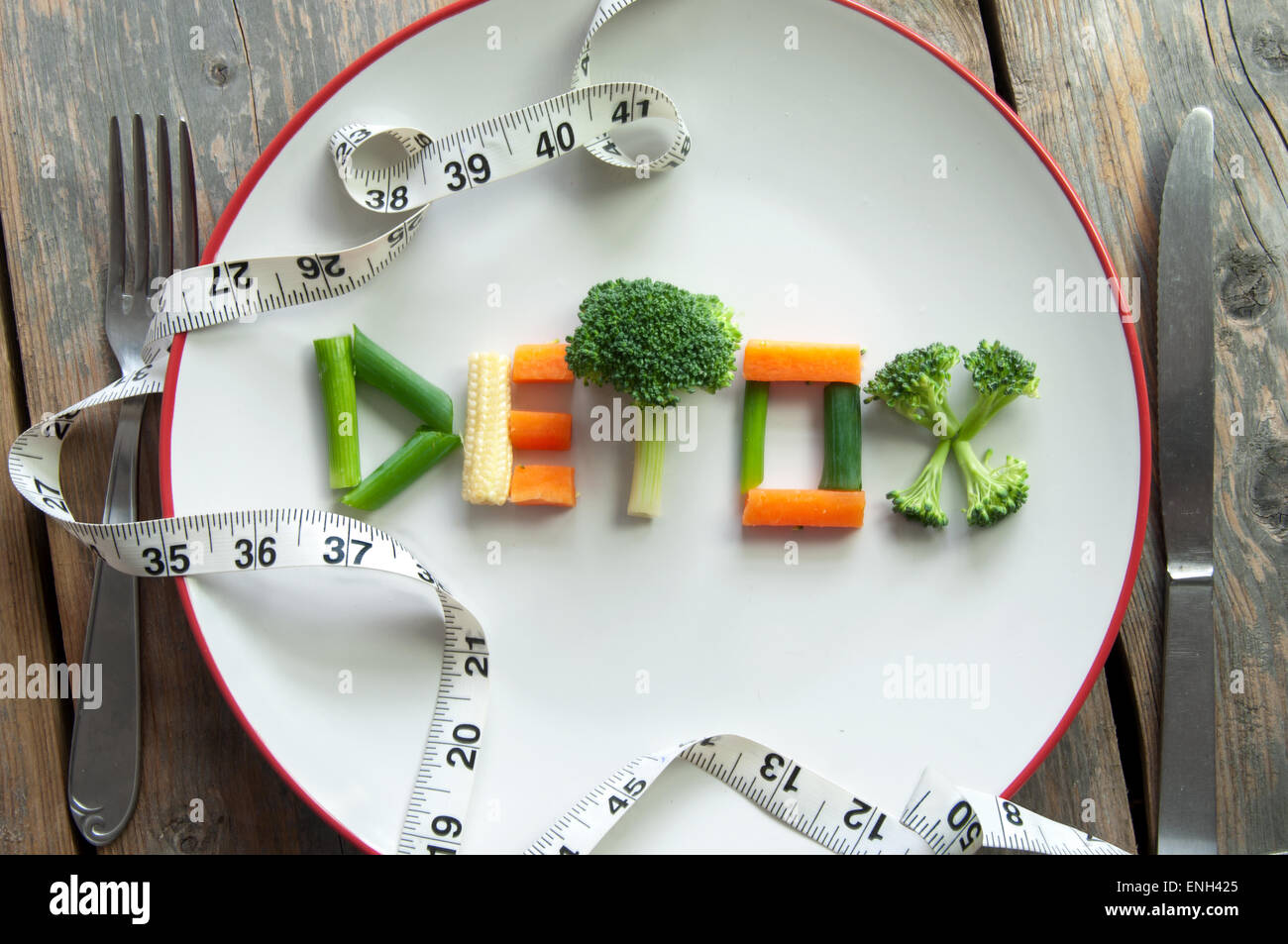 Detox-Text auf einer Platte aus verschiedenem Gemüse wie Broccoli, Frühlingszwiebeln und Karotten Stockfoto