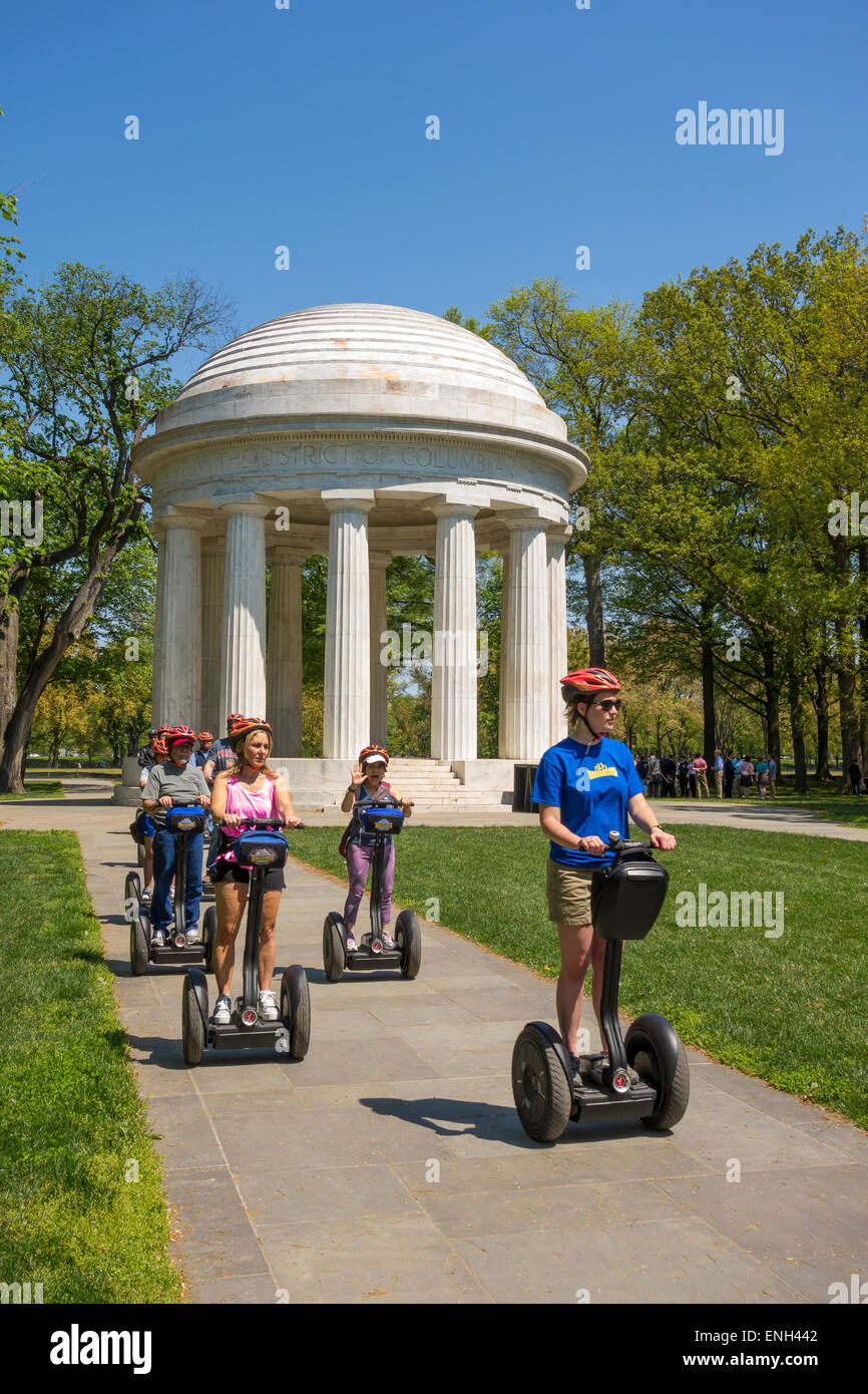 WASHINGTON, DC, USA - Touristen fahren Segway Elektrofahrzeuge vor District Of Columbia War Memorial. Stockfoto