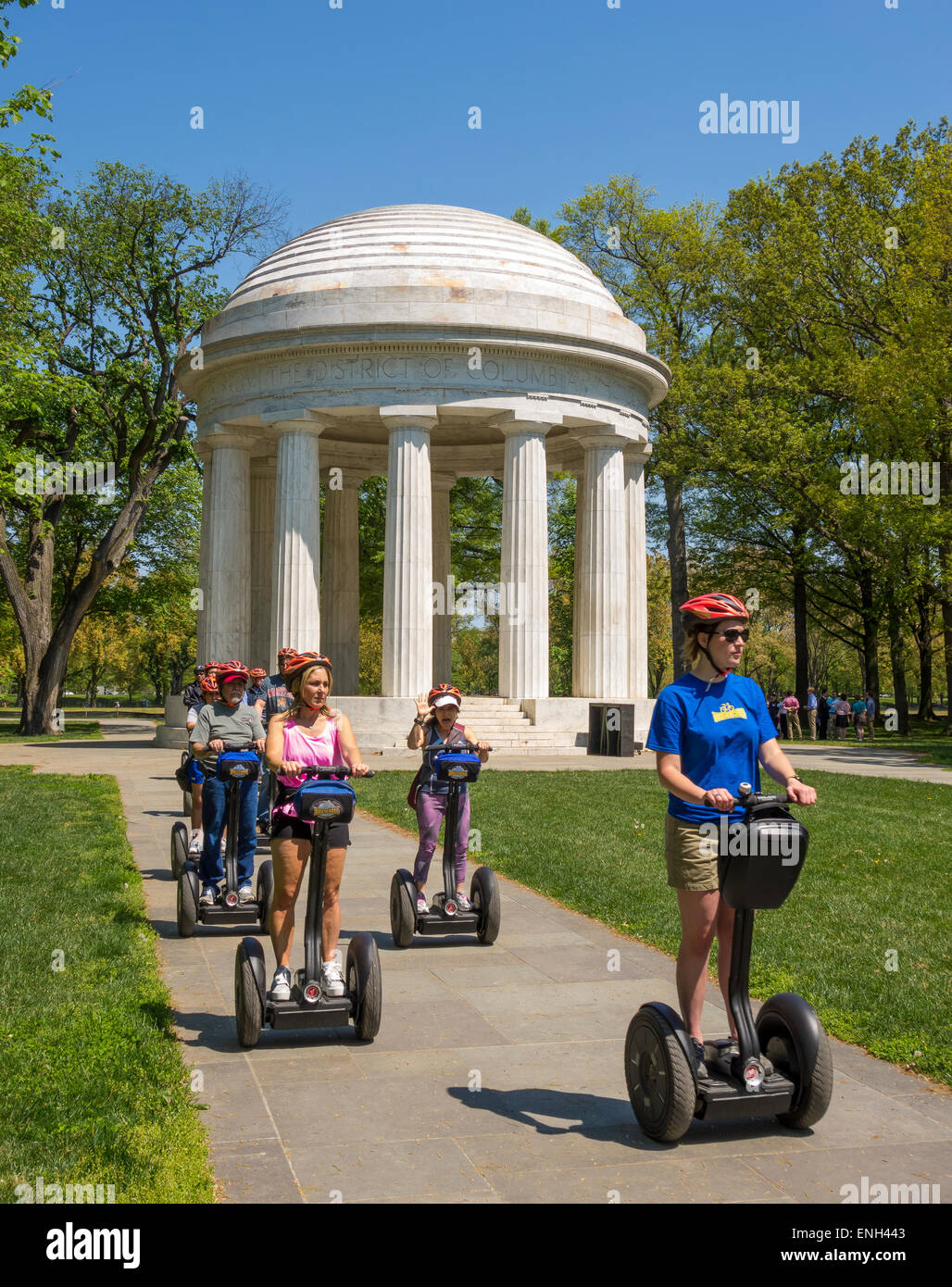 WASHINGTON, DC, USA - Touristen fahren Segway Elektrofahrzeuge vor District Of Columbia War Memorial. Stockfoto