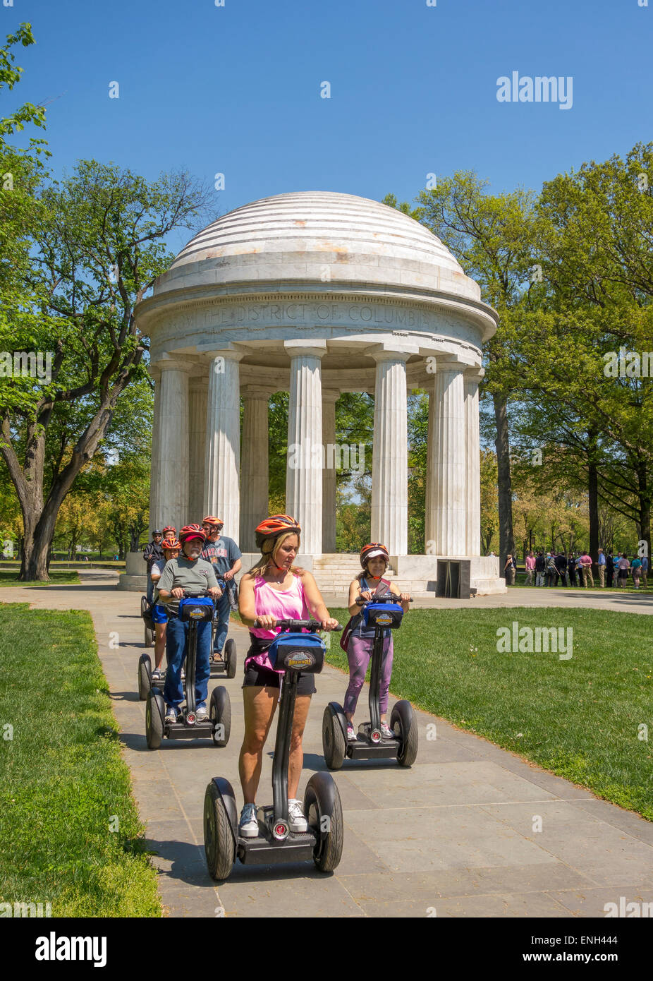 WASHINGTON, DC, USA - Touristen fahren Segway Elektrofahrzeuge vor District Of Columbia War Memorial. Stockfoto