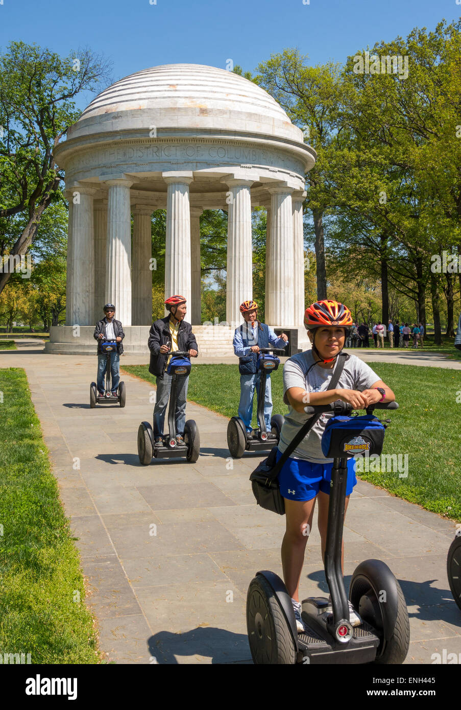 WASHINGTON, DC, USA - Touristen fahren Segway Elektrofahrzeuge vor District Of Columbia War Memorial. Stockfoto