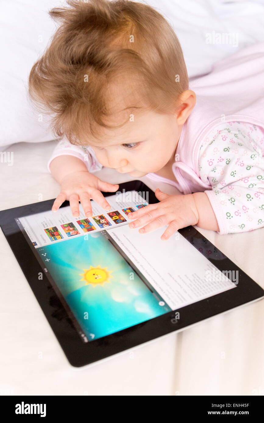 Sechs Monate alten Baby aufpassen Kinderreime auf Youtube auf einem iPad Stockfoto