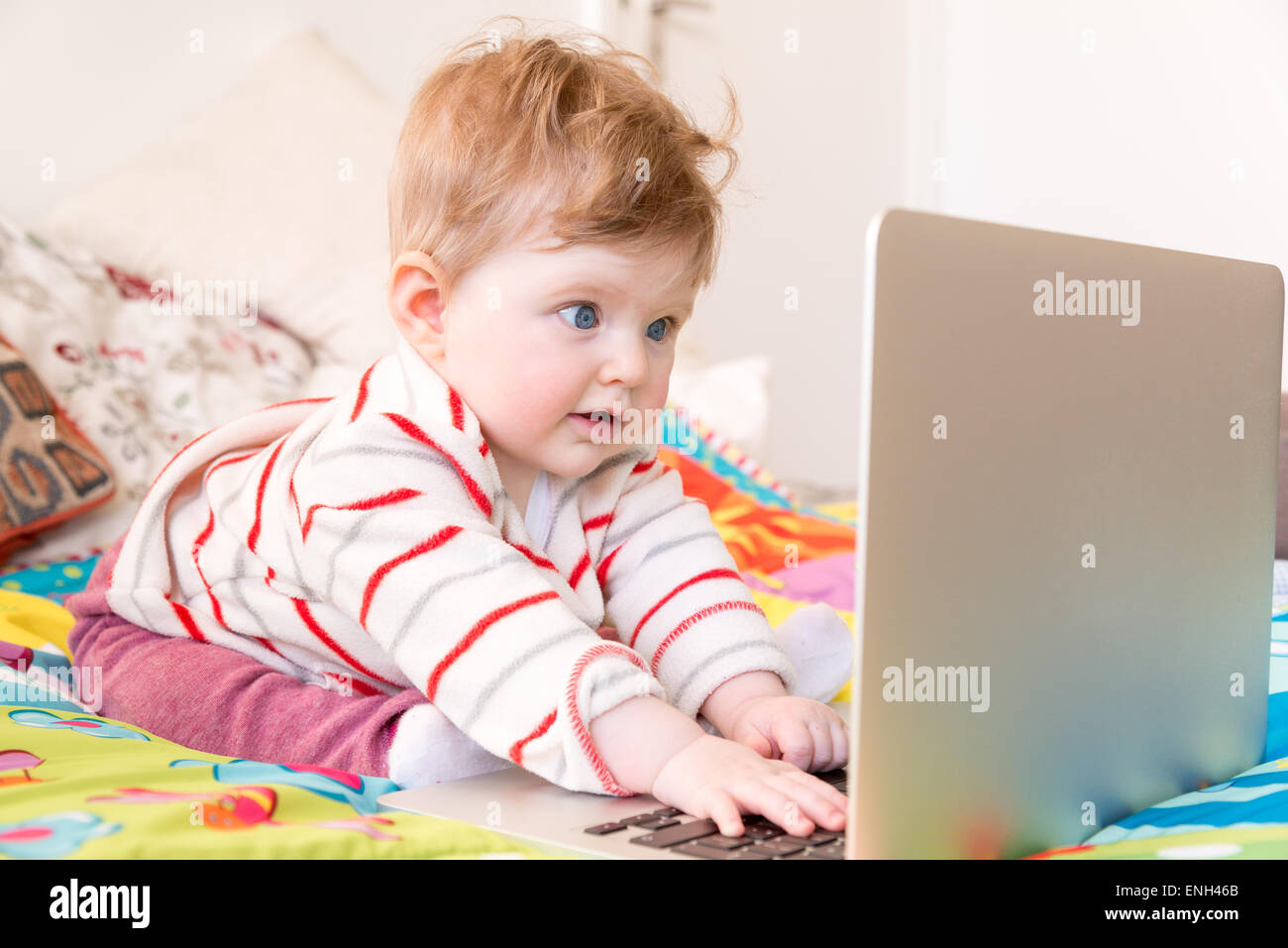 Acht Monate altes Baby mit Laptop-computer Stockfoto