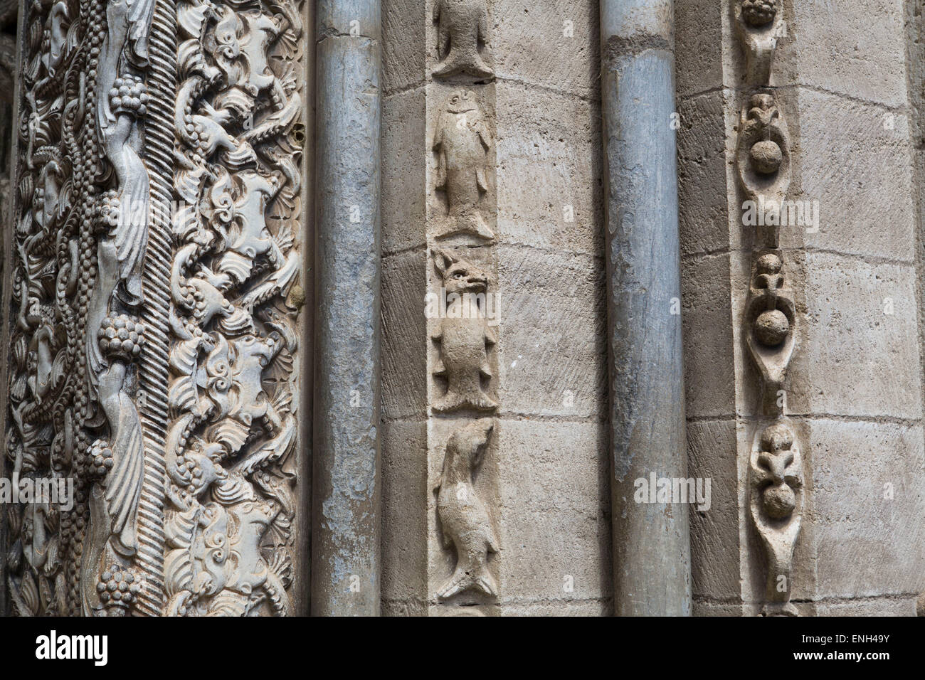 Dekorationen am Südeingang der mittelalterlichen Abtei Saint-Pierre von Moissac in Frankreich Stockfoto