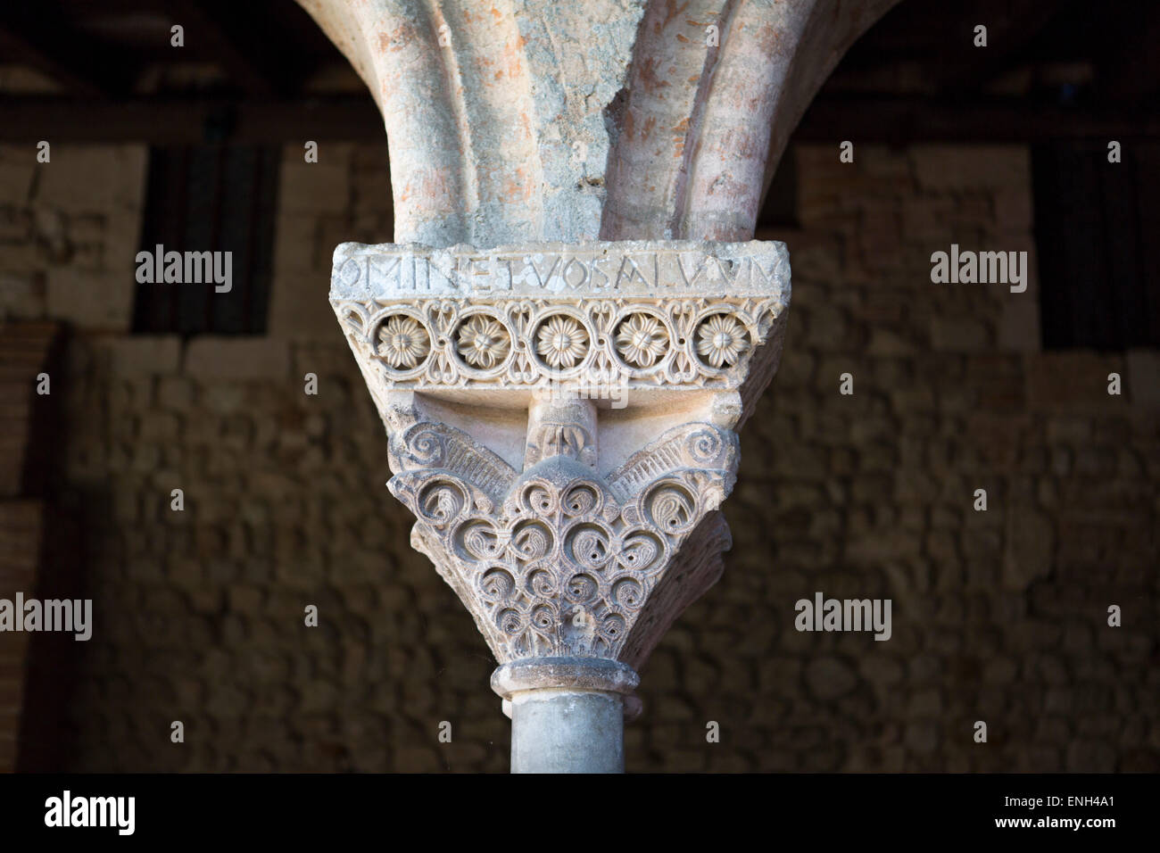 Arcade mit schönen Dekorationen der mittelalterlichen Kunst in der Abtei Saint-Pierre in Moissac, Frankreich Stockfoto