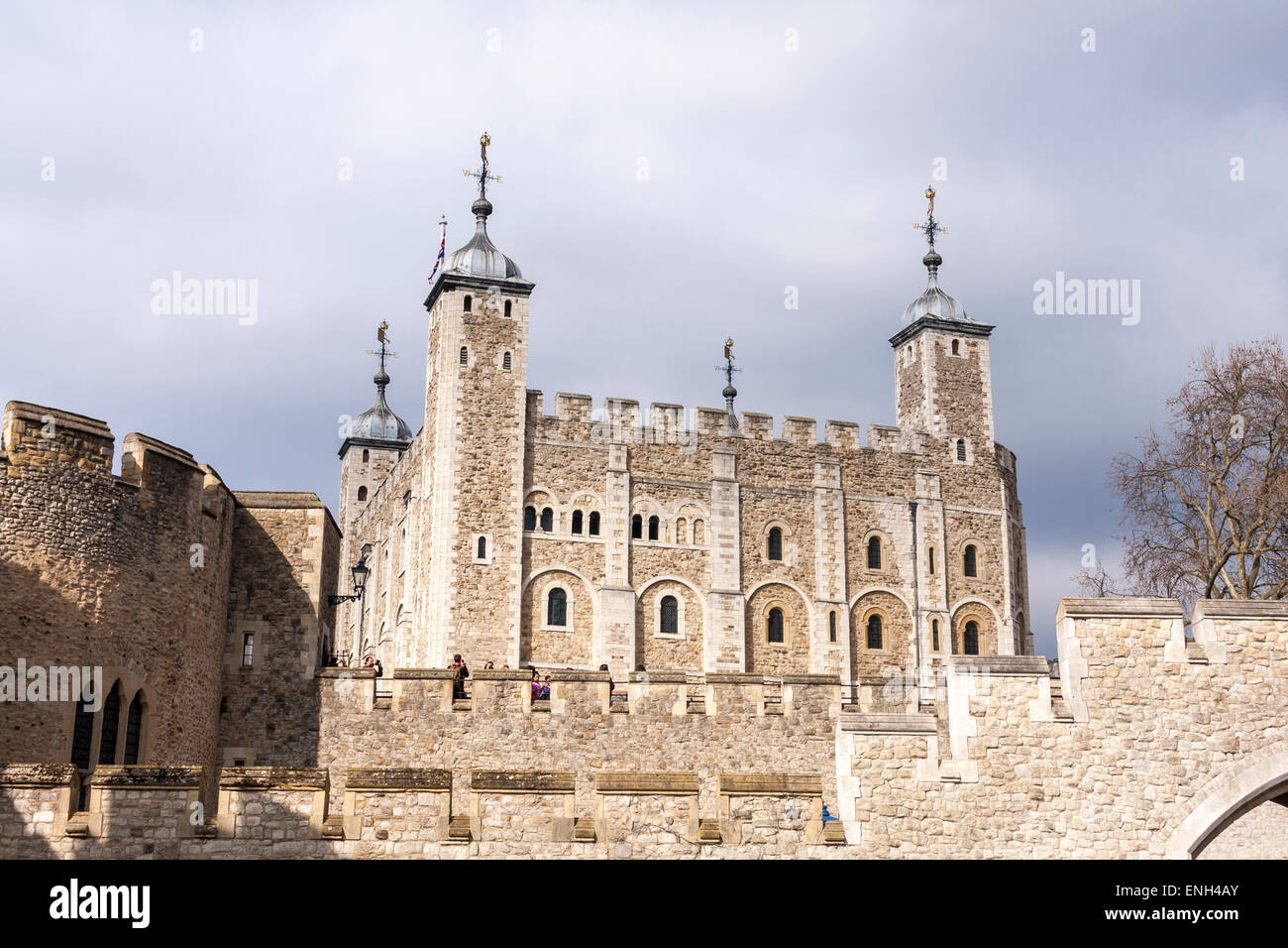 Ein Blick auf den weißen Turm aus außerhalb der Außenwände des Tower of London, UK. Stockfoto