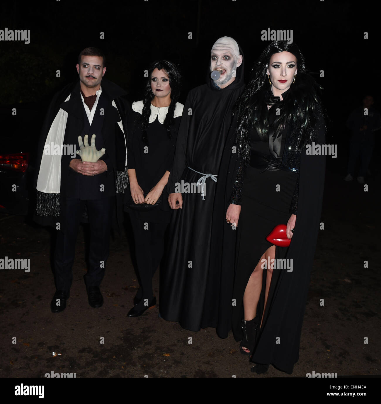 Jonathan Ross' Halloween-Party - Ankünfte. Dermot O'Leary, Dee Koppang, Holly Willoughby und Dan Baldwin kommen gekleidet als Gomez Addams, Morticia Addams, Mittwoch Addams und Onkel Fester von The Addams Family Featuring: Dermot O'Leary, Dee Koppang, Dan Baldwin, Holly Willoughby wo: London, Vereinigtes Königreich bei: 31. Oktober 2014 Stockfoto