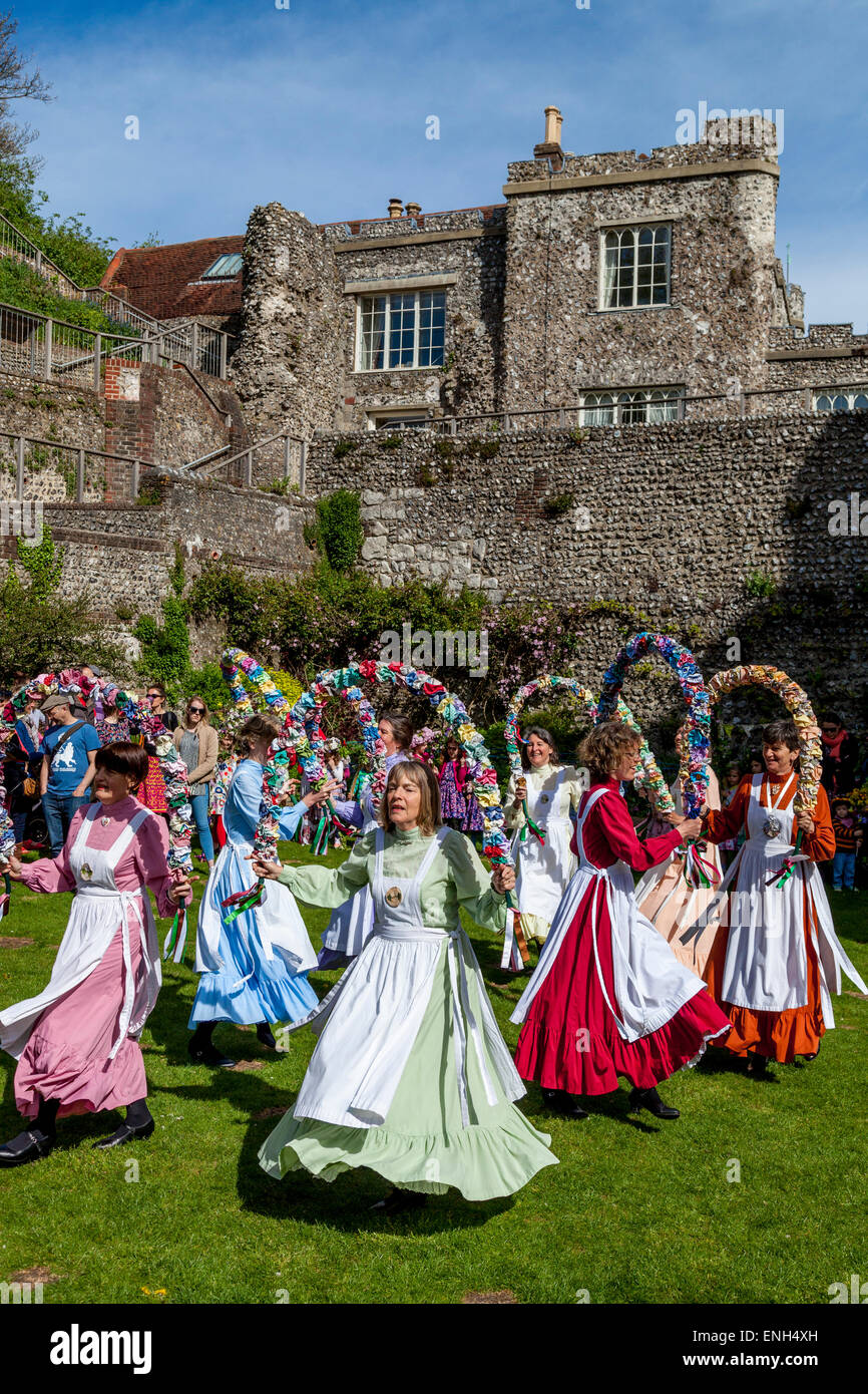 Der Knoten können verstopfen & Girlande Tänzer auf dem Gelände des Lewes Castle tagsüber jährliche Garland, Lewes, Sussex, Großbritannien Stockfoto