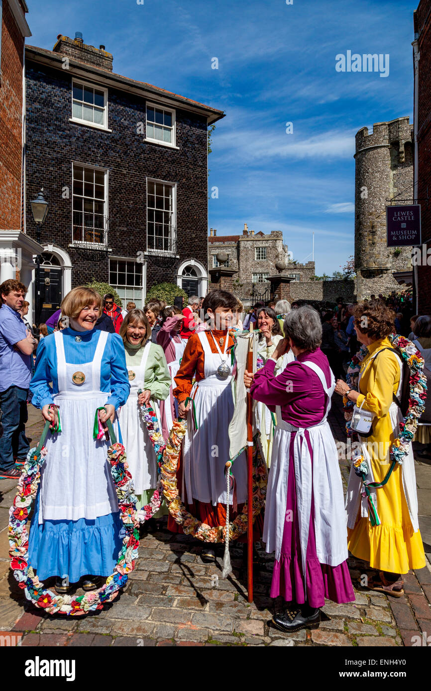 Die Knoten können verstopfen und Girlande Tänzer bereiten sich auf den jährlichen führen Kranz Tag Prozession, Lewes, Sussex, UK Stockfoto