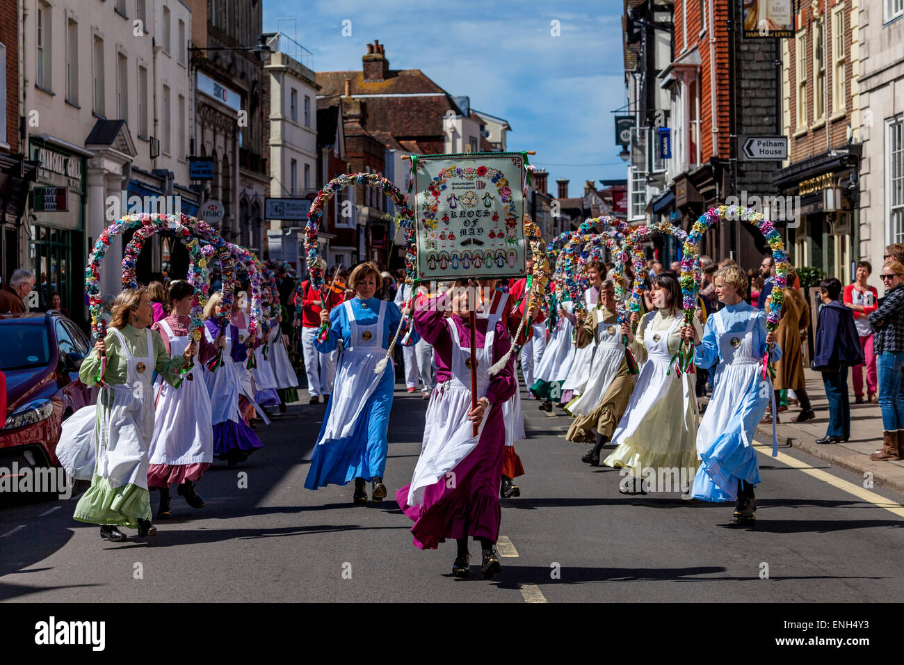 Die Knoten können verstopfen und Girlande Tänzer führen die jährlichen Kranz Tag Prozession durch LewesTown Centre, Lewes, Sussex, UK Stockfoto